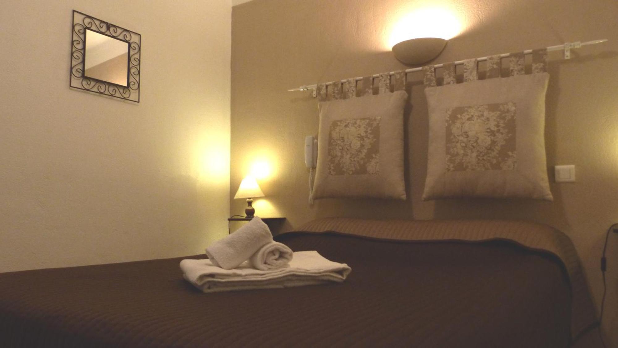 Lou Garbin Hotel Saint-Laurent-dʼAigouze Værelse billede