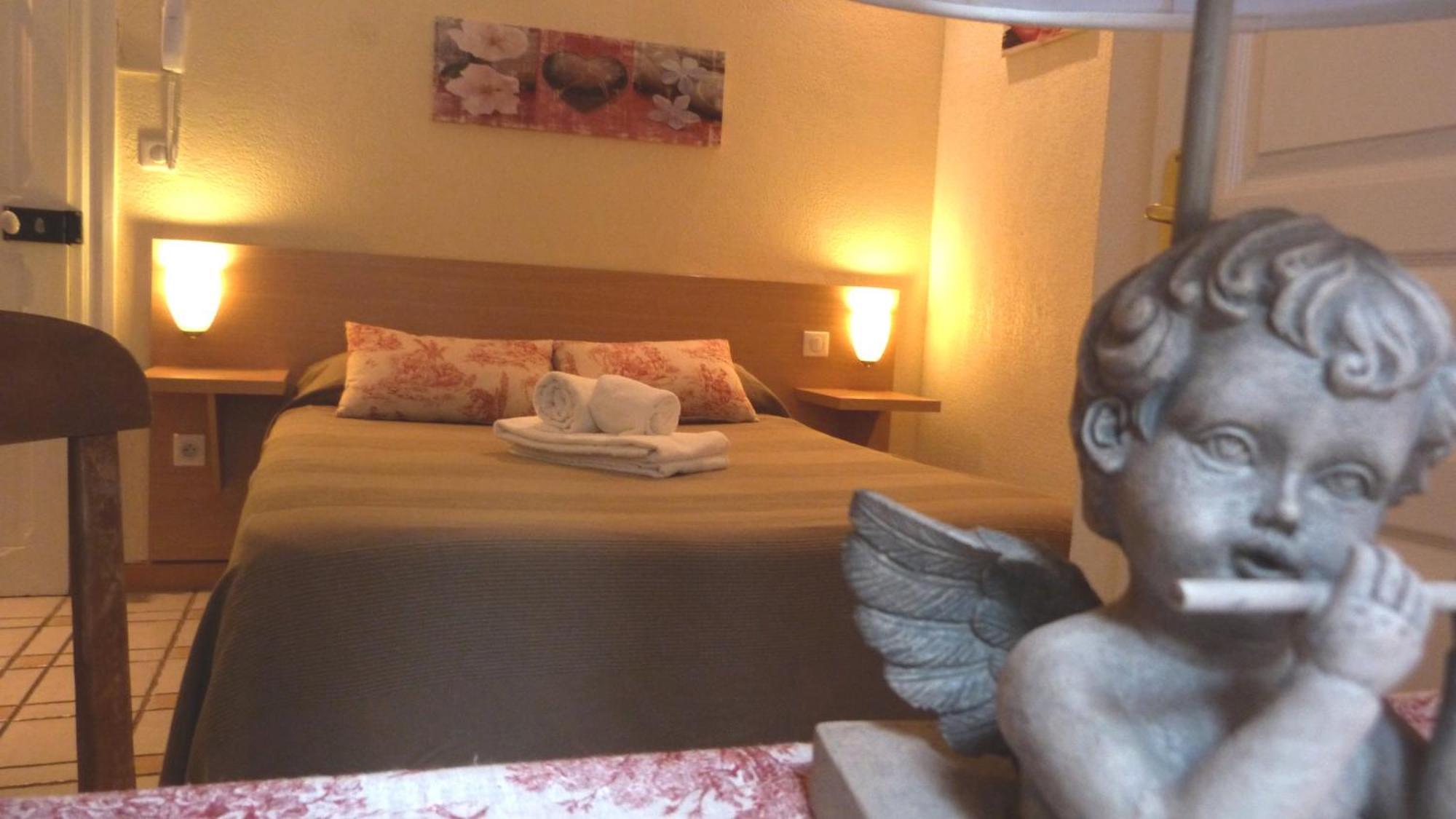 Lou Garbin Hotel Saint-Laurent-dʼAigouze Værelse billede