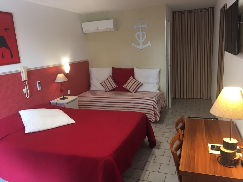 Lou Garbin Hotel Saint-Laurent-dʼAigouze Eksteriør billede
